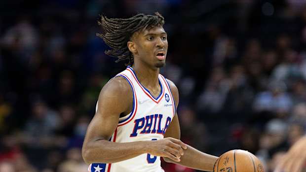 76ers guard Tyrese Maxey dribbles the ball.